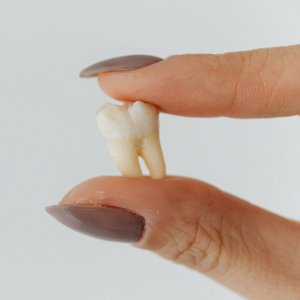 How an Emergency Dentist in Edison Can Fix a Loose Tooth